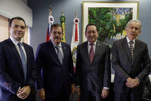   Juiz auxiliar da Corregedoria Nacional de Justiça Márcio Freitas, o corrgedor nacional, ministro Humberto Martins, o presidente do Tribunal de Justiça do Amazonas, desembargador Yedo Simões de Oliveira, e o desembargador do TJAM Ari Moutinho- Foto: Divulgação