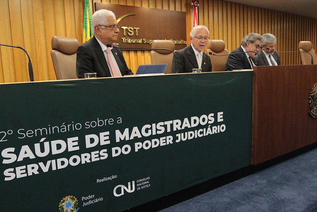 Solenidade de abertura do 2º Seminário Nacional sobre a Saúde dos Magistrados e Servidores do Poder Judiciário. Da esq. para a dir.: Em destaque, o conselheiro do CNJ, desembargador Valtércio de Oliveira, o presidente do Tribunal Superior do Trabalho (TST), ministro João Batista Brito Pereira, o conselheiro do CNJ, ministro Aloysio Correia da Veiga e o conselheiro do CNJ, Arnaldo Hossepian Junior.FOTO: Gil Ferreira/Agência CNJ